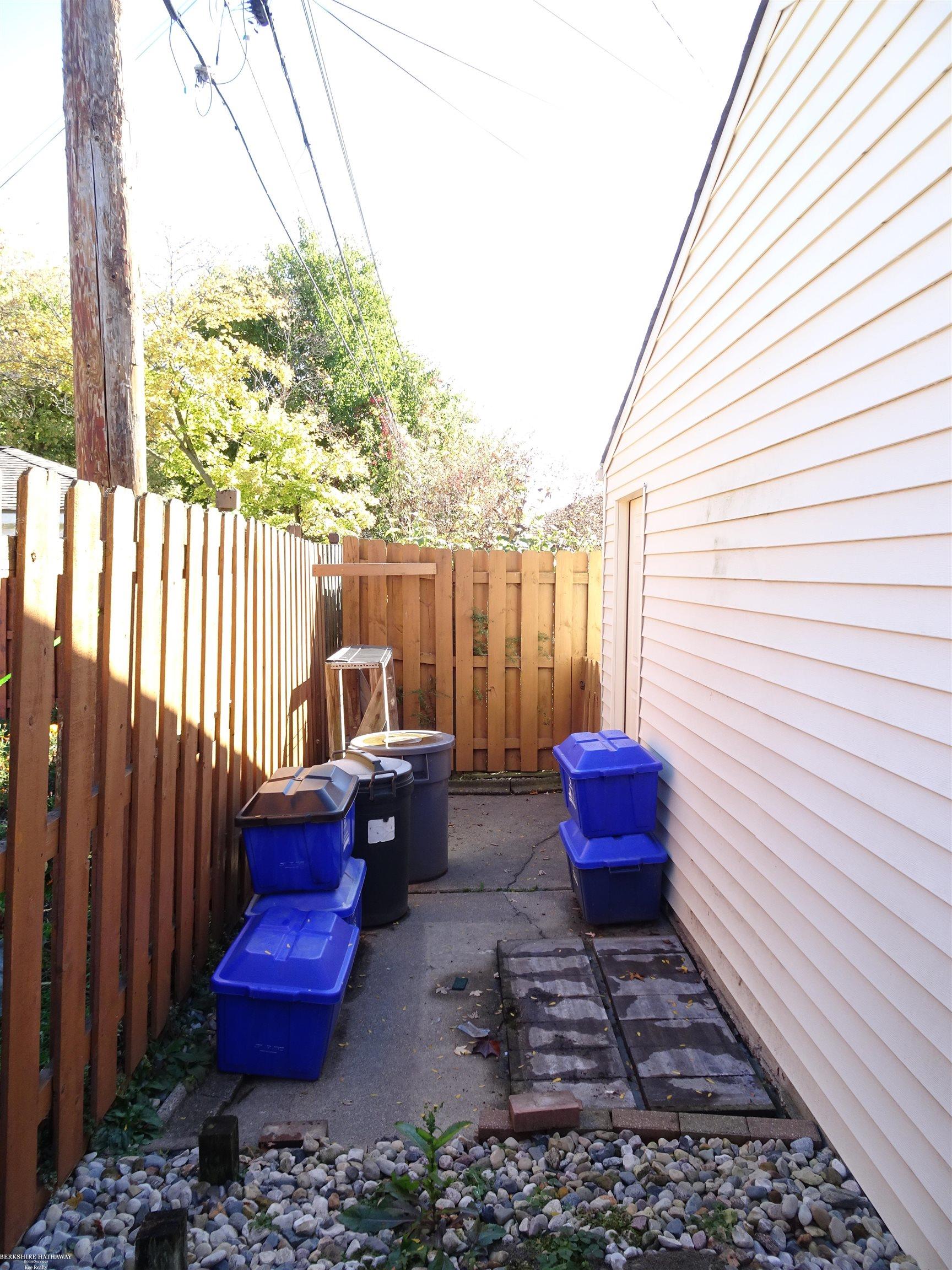 Saint Clair Shores, Michigan 48081, United States, 3 Bedrooms Bedrooms, ,2 BathroomsBathrooms,Residential,Active,232113