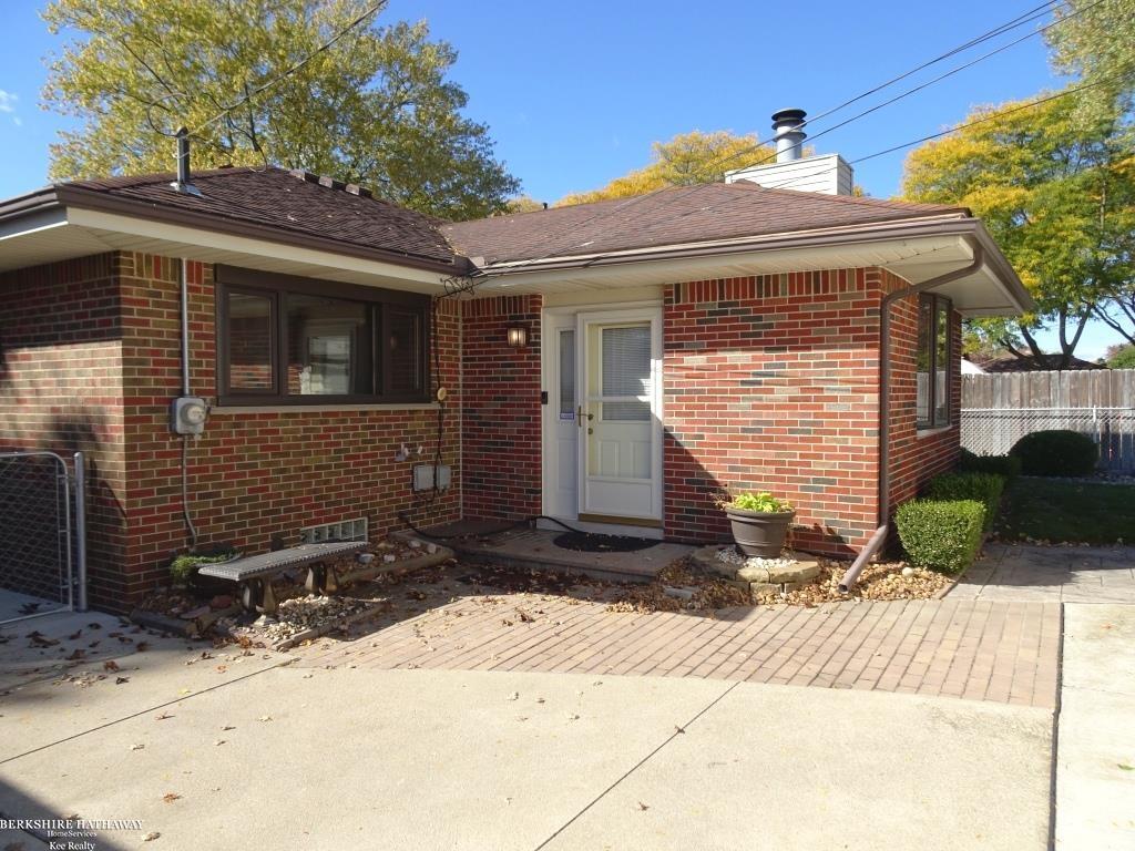 Saint Clair Shores, Michigan 48081, United States, 3 Bedrooms Bedrooms, ,2 BathroomsBathrooms,Residential,Active,232113