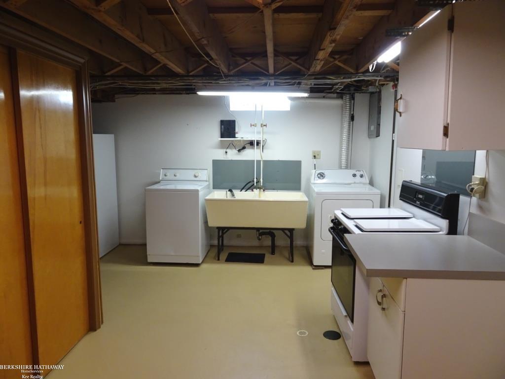 Saint Clair Shores, Michigan 48081, United States, 3 Bedrooms Bedrooms, ,2 BathroomsBathrooms,Residential,Active,232113