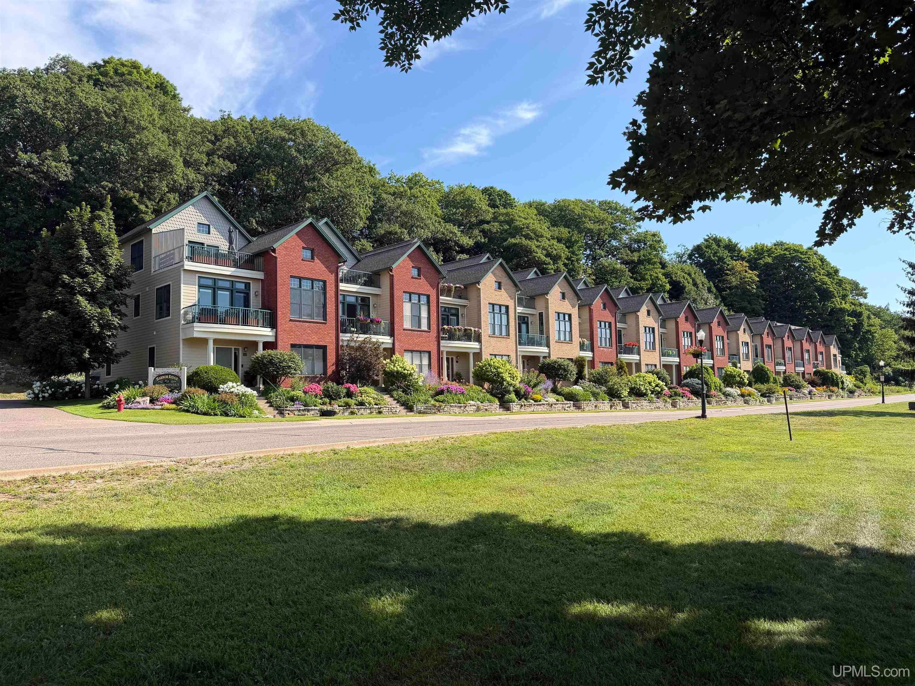 219 N Lakeshore Boulevard 5