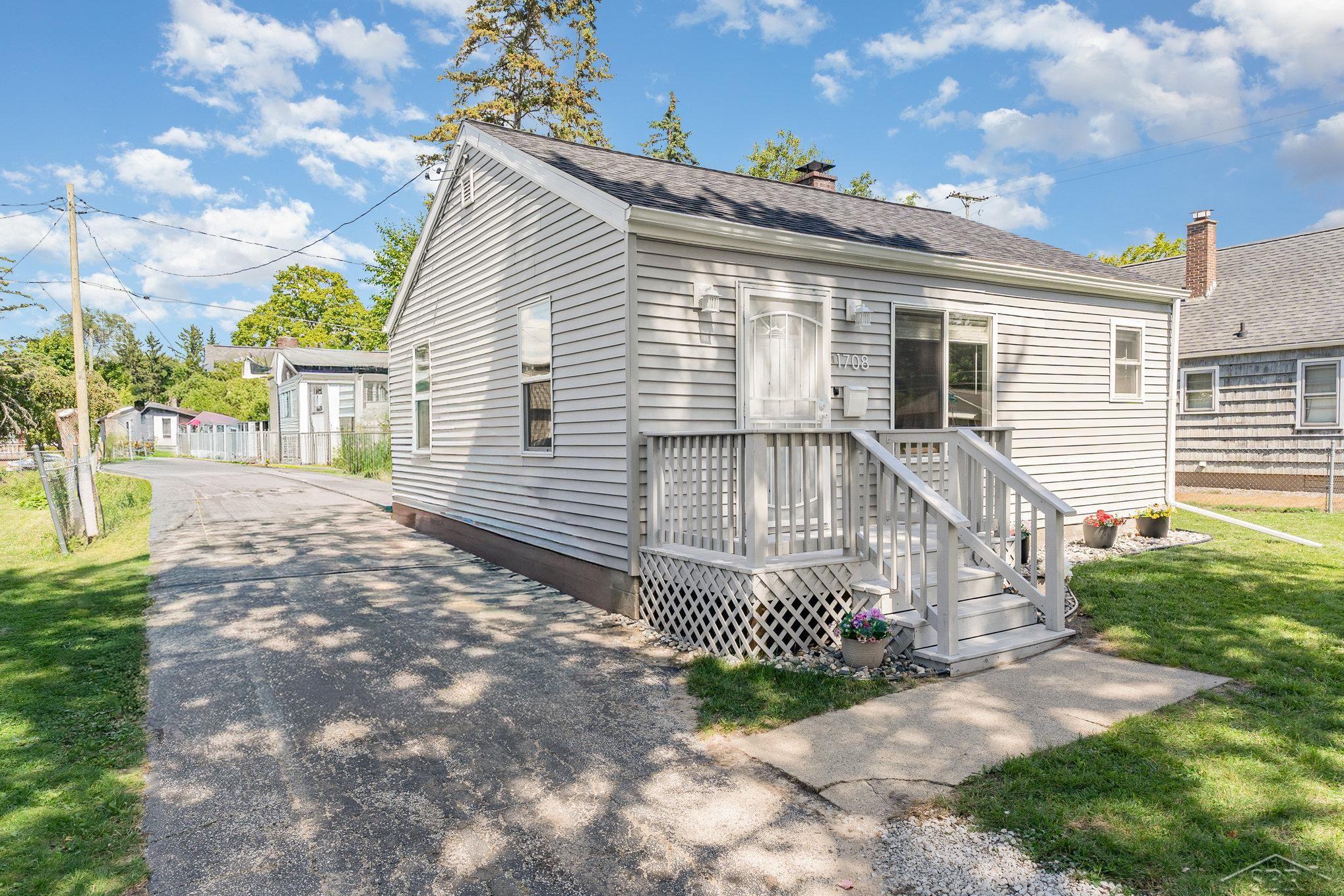 Saginaw, Michigan 48602, United States, 2 Bedrooms Bedrooms, ,1 BathroomBathrooms,Residential,Active,202898