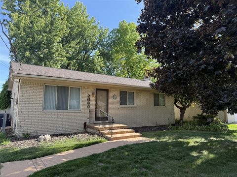 Photo of 2060 Oakcrest Road, Sterling Heights, MI 48310 (MLS # 70542655)