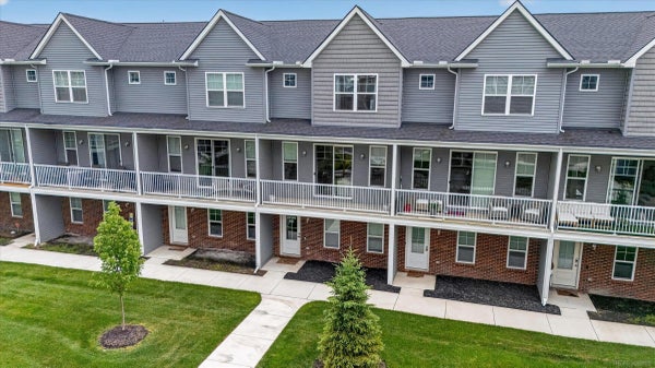 3981 TRAILWAYCOMMONS CIR, AUBURN HILLS, MI 48326 - Image cc3cd4e60a605df32d1f0333346b43be/2135019126