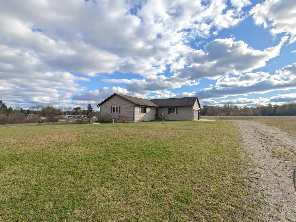 Photo of 3339 W Ludington Drive, Farwell, MI 48622 (MLS # 50194372)