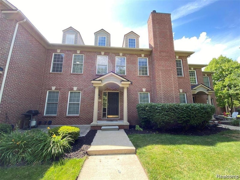 215 S VILLAGE Way