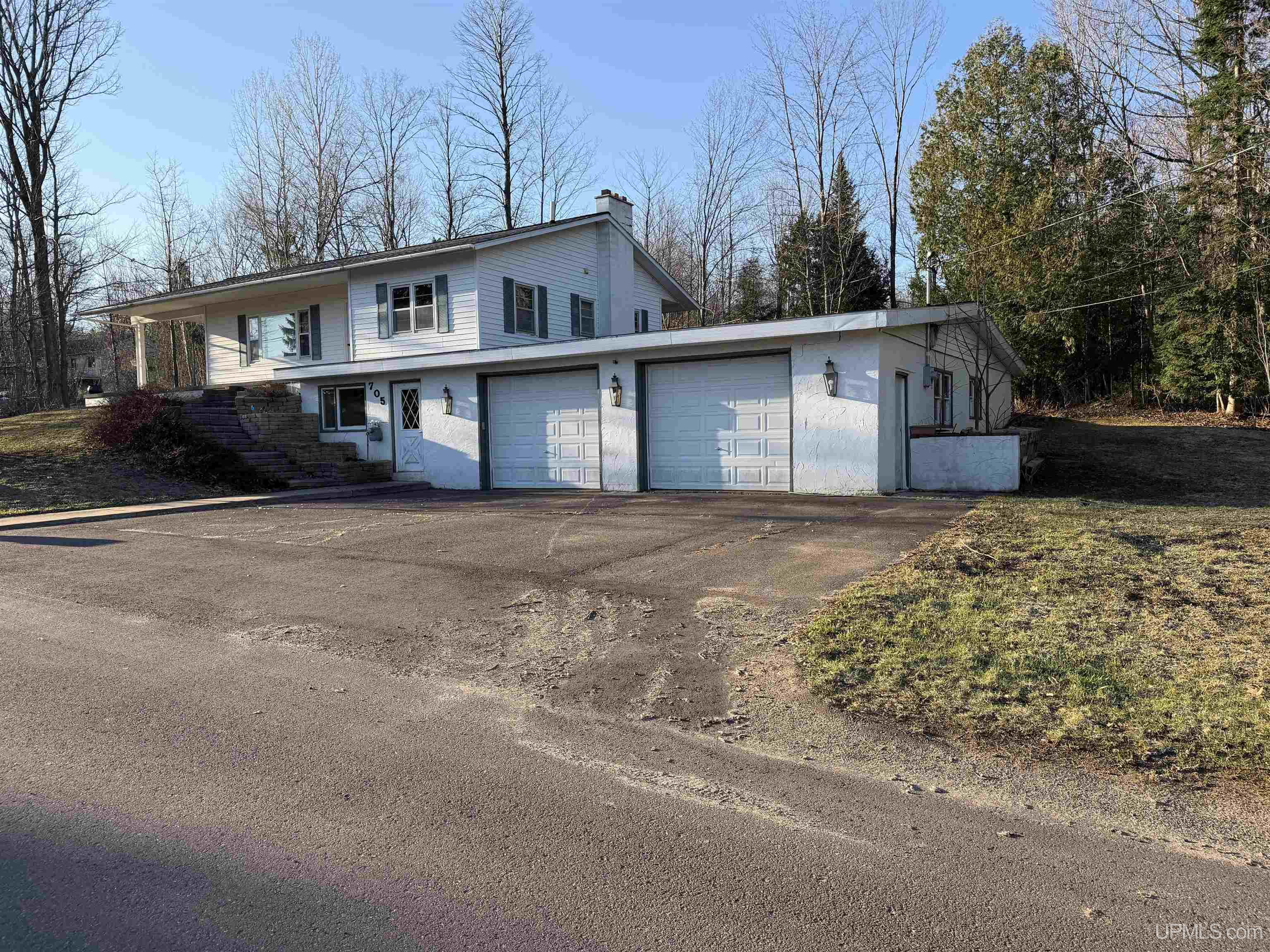 705 W Baraga Avenue