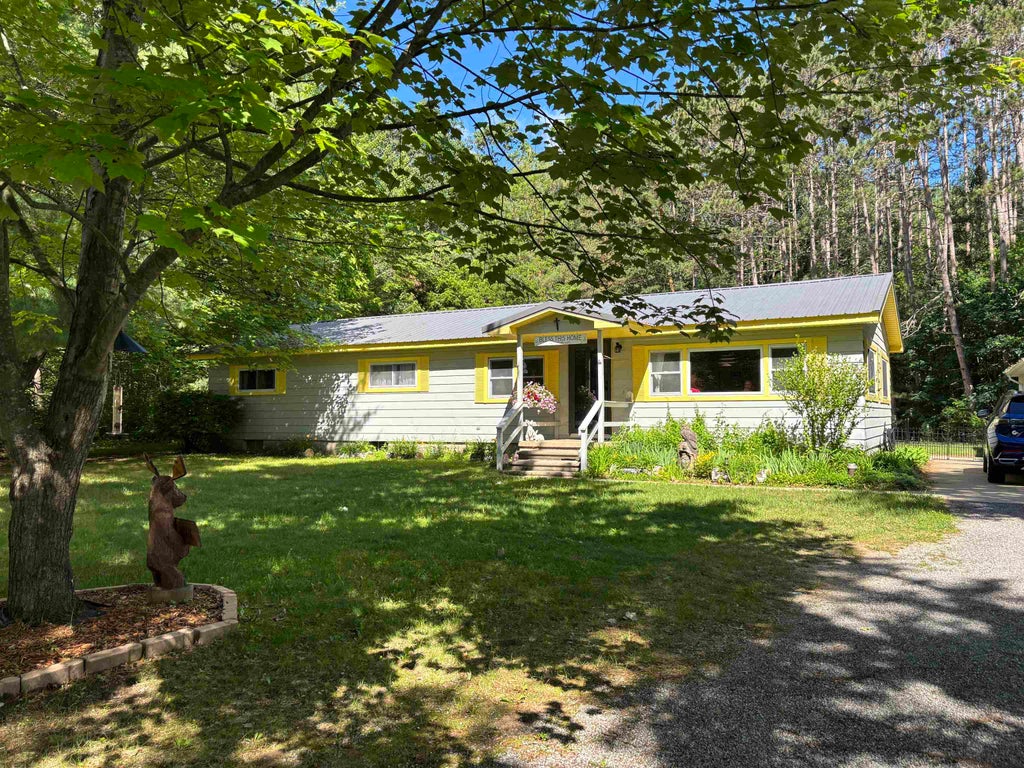 Photo of 2190 Pine Crescent Drive, Farwell, MI 48622 (MLS # 50212120)