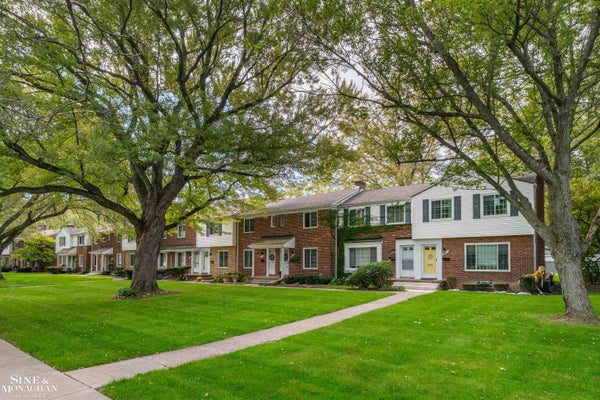 22829 LAKESHORE DR, SAINT CLAIR SHORES, MI 48080 - Image d28ca322da4e14fd052102ddd82b9b2a/2271561091