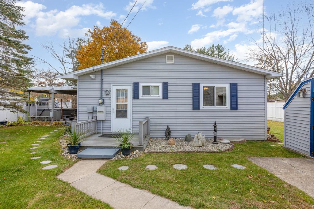 Photo of 1212 Janice Lane, Beaverton, MI 48612 (MLS # 50193821)