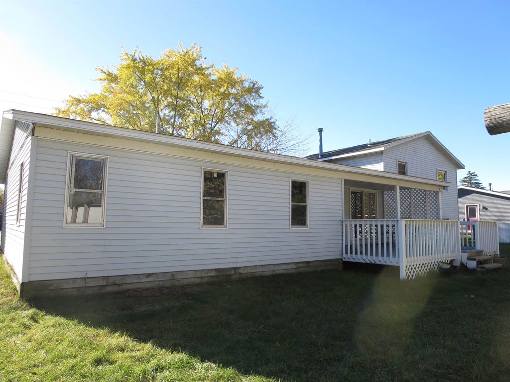 Photo of 405 Parkway Court, Gladwin, MI 48624 (MLS # 50193015)