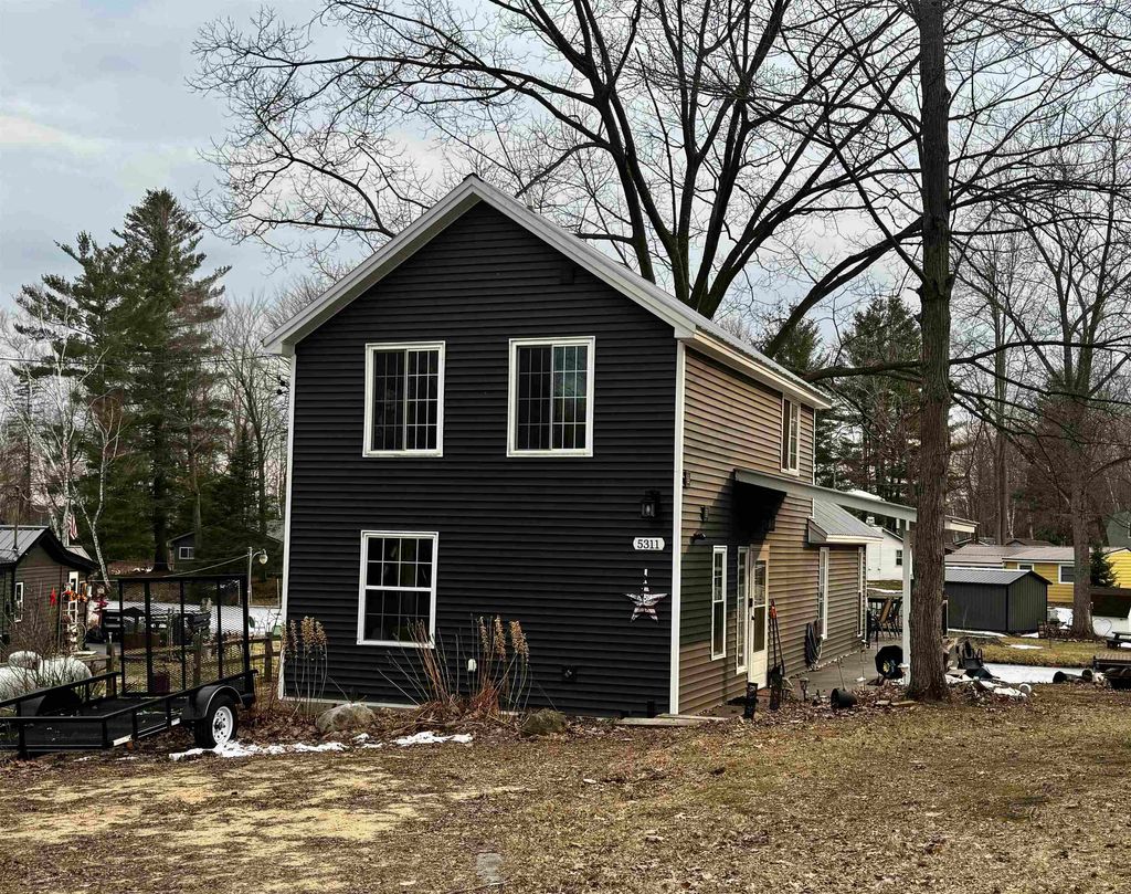 Photo of 5311 Pointview Drive, Harrison, MI 48625 (MLS # 50202585)