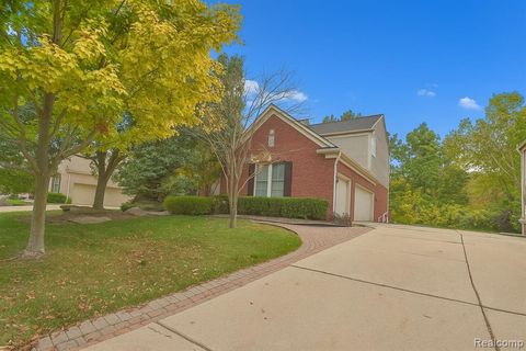 Photo of 5401 Creekmonte Drive, Oakland, MI 48306 (MLS # 60940238)