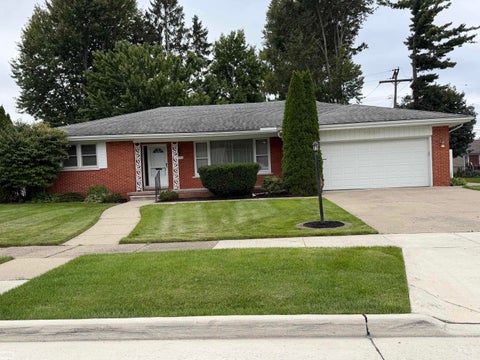 Photo of 25445 Graceland Circle, Dearborn Heights, MI 48125 (MLS # 50222596)