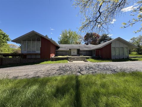 Photo of 1322 Woodkrest Drive, Flint, MI 48532 (MLS # 70532151)