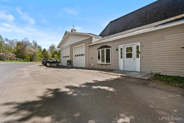 3 OAKS DR, CORUNNA, MI 48817 - Image e4b32773654030b47249aeeb6830ee46/4128828273