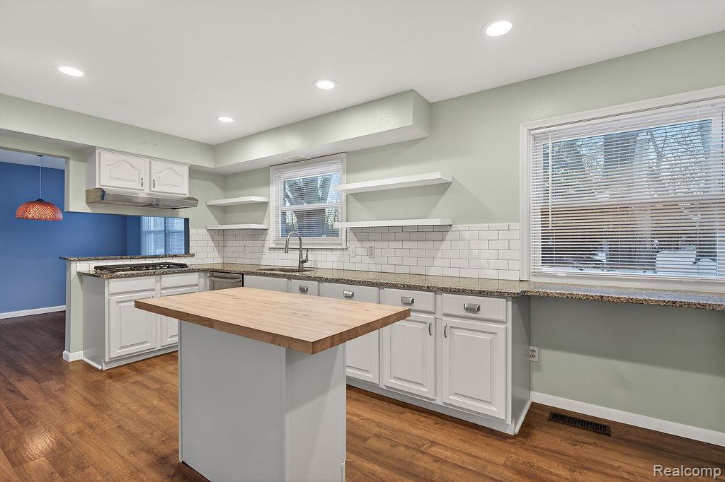 Rochester Hills, Michigan 48309, United States, 3 Bedrooms Bedrooms, ,3 BathroomsBathrooms,Residential,Active,255293