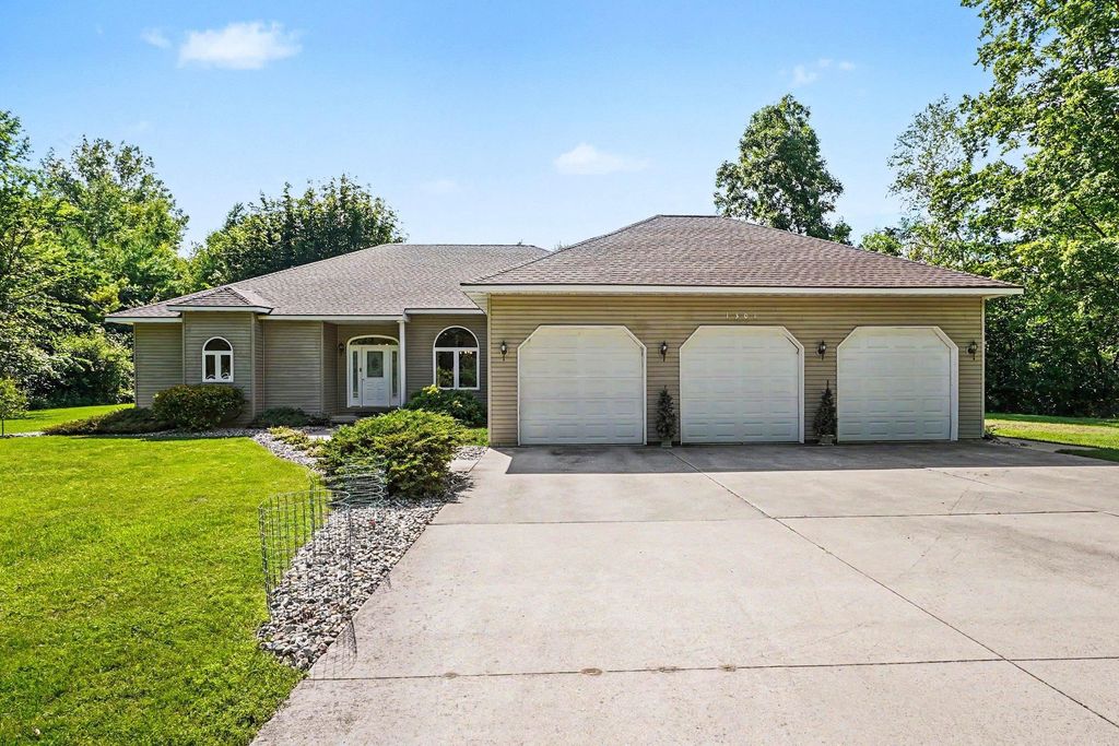 Photo of 1301 Janice Lane, Beaverton, MI 48612 (MLS # 50212788)