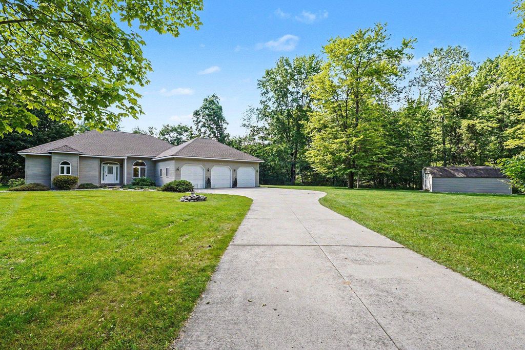 Photo of 1301 Janice Lane, Beaverton, MI 48612 (MLS # 50212788)