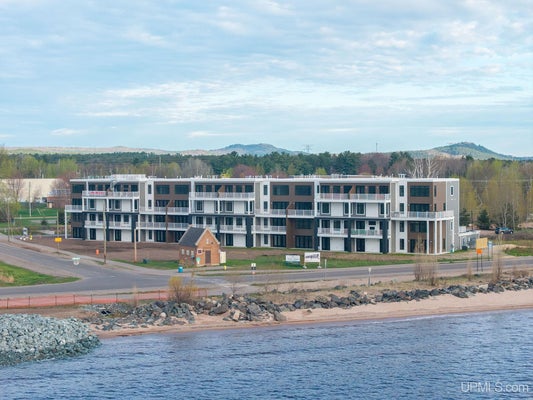 2401 N LAKESHORE BLVD UNIT 9, MARQUETTE, MI 49855 - Image e6d18ec6e109b9d06fab8dc5d12f1dc2/2659423712