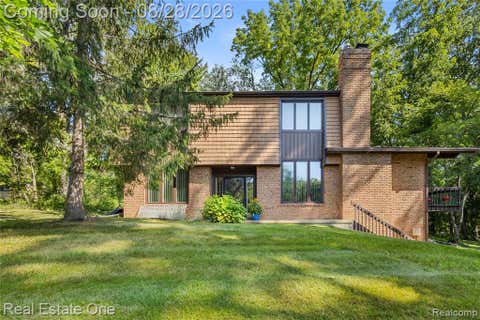 Photo of 101 Wimberly Drive, Rochester Hills, MI 48306 (MLS # 61024915)
