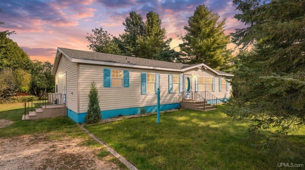 1011 S 30TH ST, ESCANABA, MI 49829 - Image ebe92c8f5e584dfe36fa9e59123cbc9e/3545684320