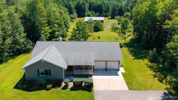 440 FOSTER CREEK DR, MARQUETTE, MI 49855 - Image efbb5d74e5659a8a7f9b71f09aa23095/3472453358