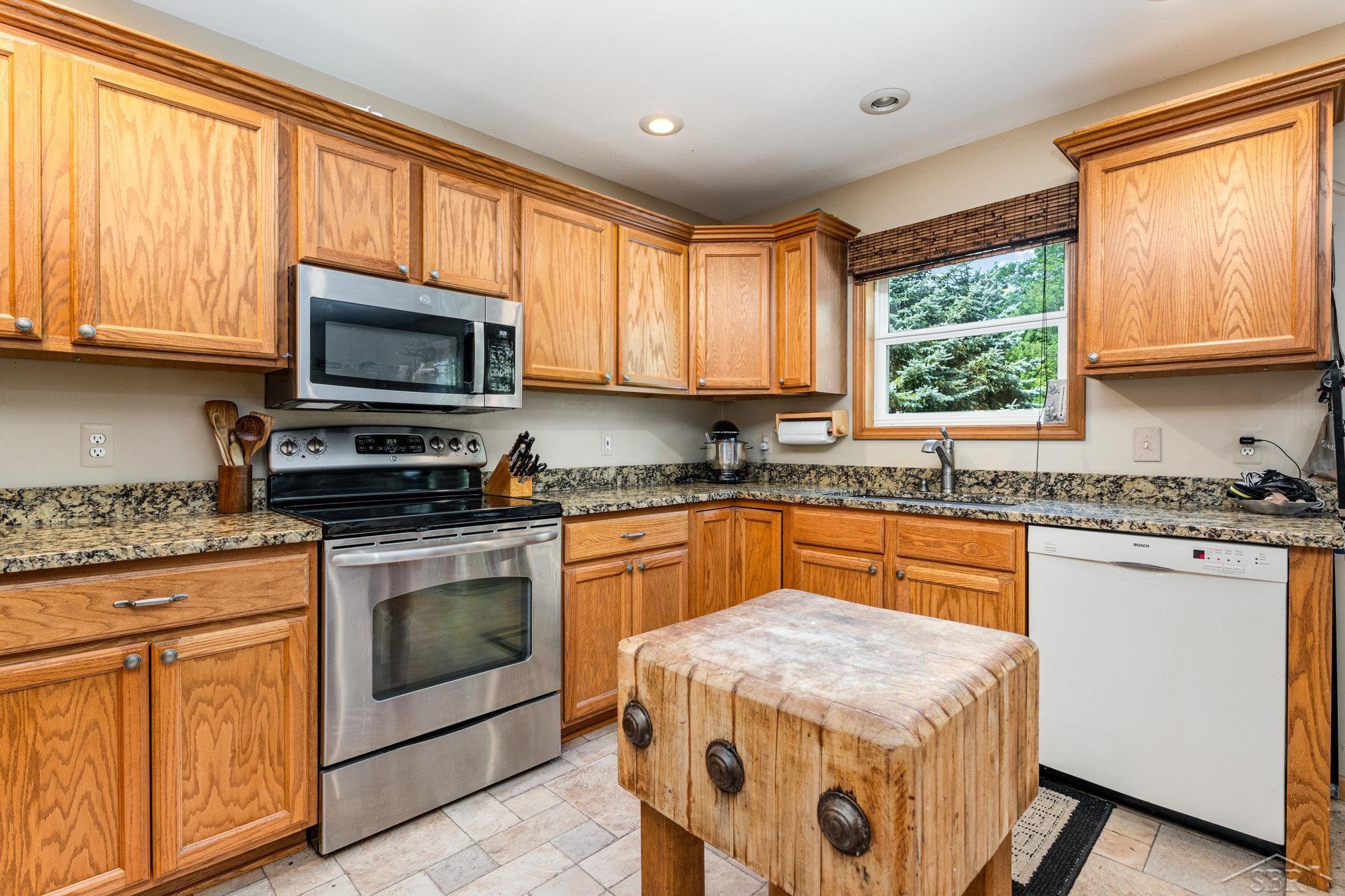 Roscommon, Michigan 48653, United States, 3 Bedrooms Bedrooms, ,2 BathroomsBathrooms,Residential,Active,199490