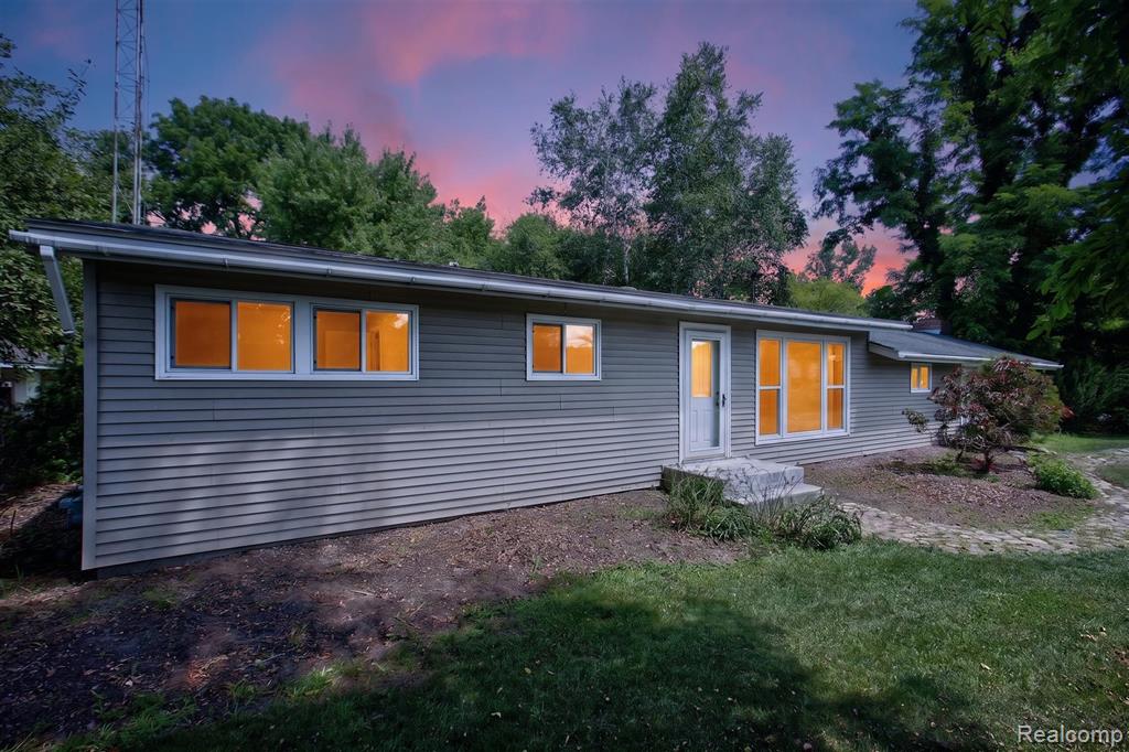1279 E Burnside Road