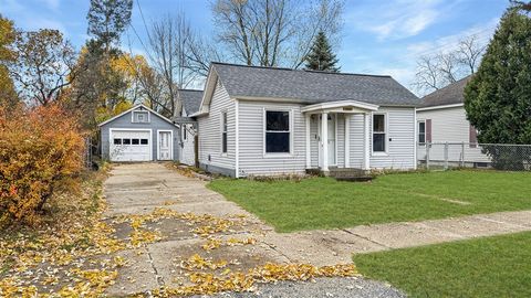 Photo of 825 Walnut Street, Cadillac, MI 49601 (MLS # 70504325)