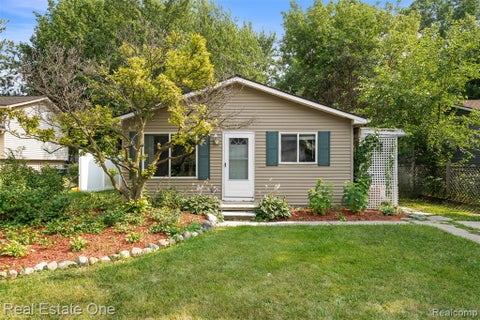 Photo of 718 Miller Road, Lake Orion, MI 48362 (MLS # 61020167)