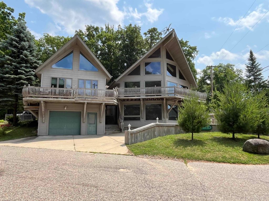 Photo of 1119 Hillcrest Street, Harrison, MI 48625 (MLS # 50180752)