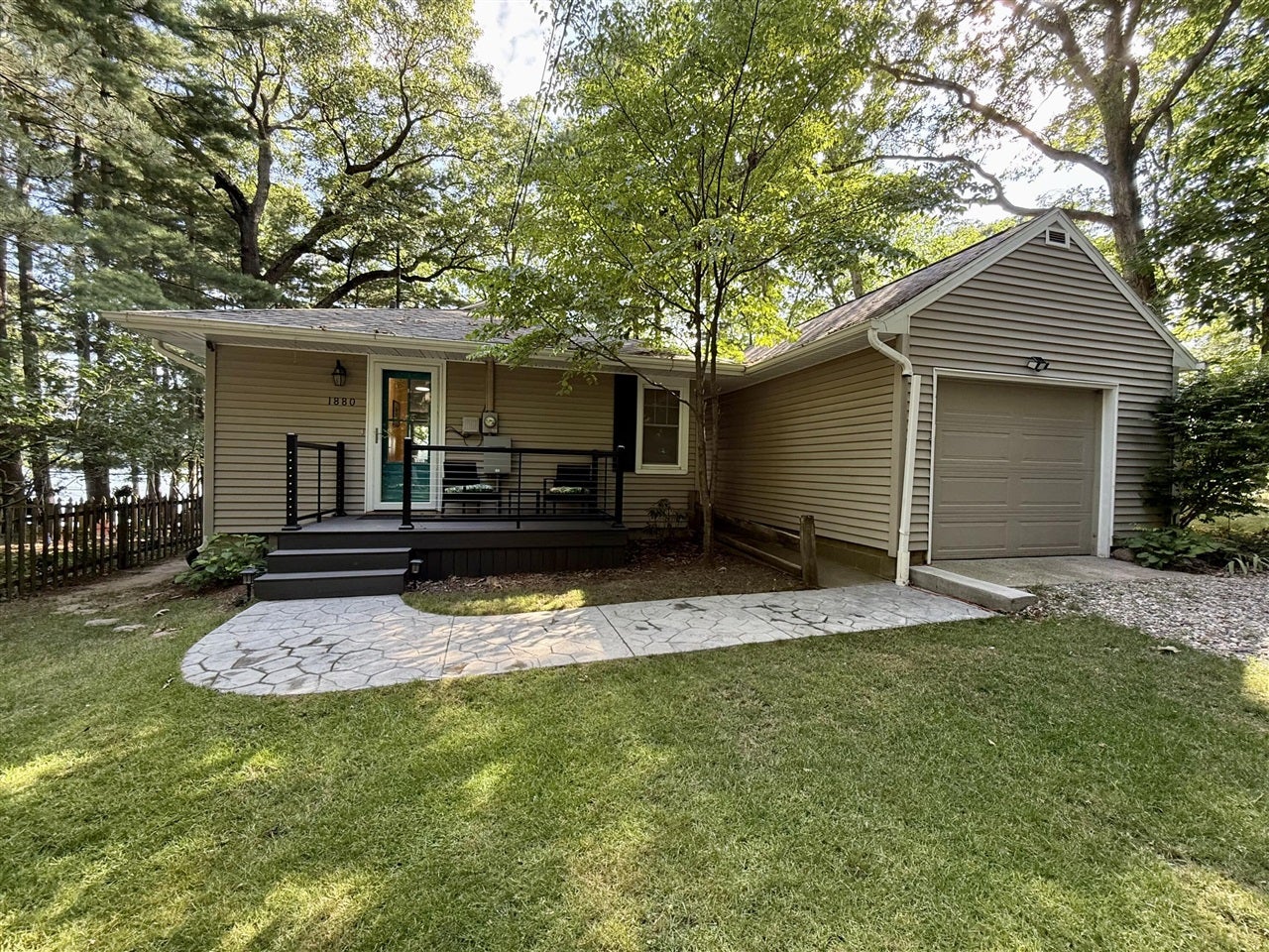 1880 Hemlock Crest Drive