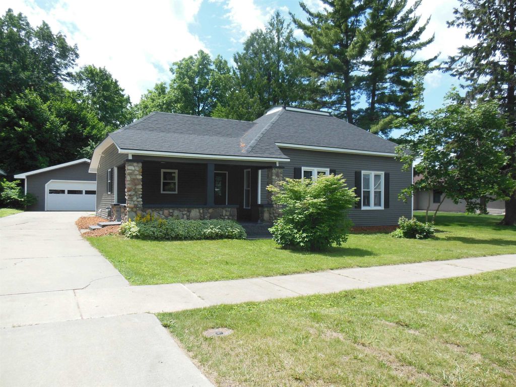 Photo of 125 W Oak Street, Harrison, MI 48625 (MLS # 50180046)