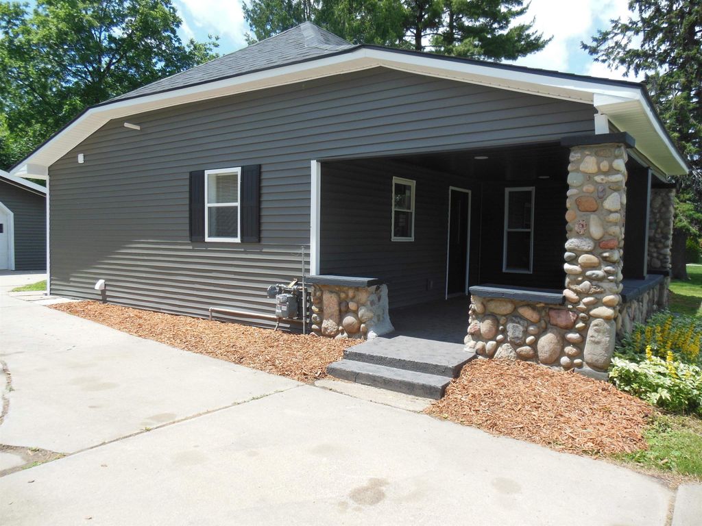 Photo of 125 W Oak Street, Harrison, MI 48625 (MLS # 50180046)