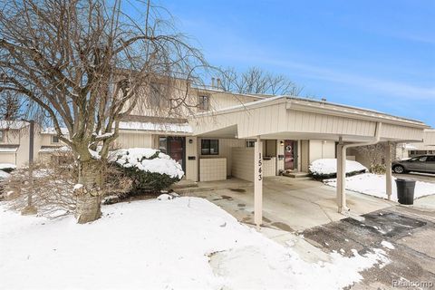 Photo of 1543 Charter Oak Drive, Rochester Hills, MI 48309 (MLS # 60957300)