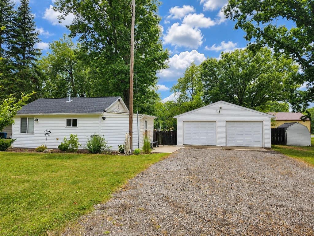 Photo of 1425 Russell Drive, Harrison, MI 48625 (MLS # 50217581)