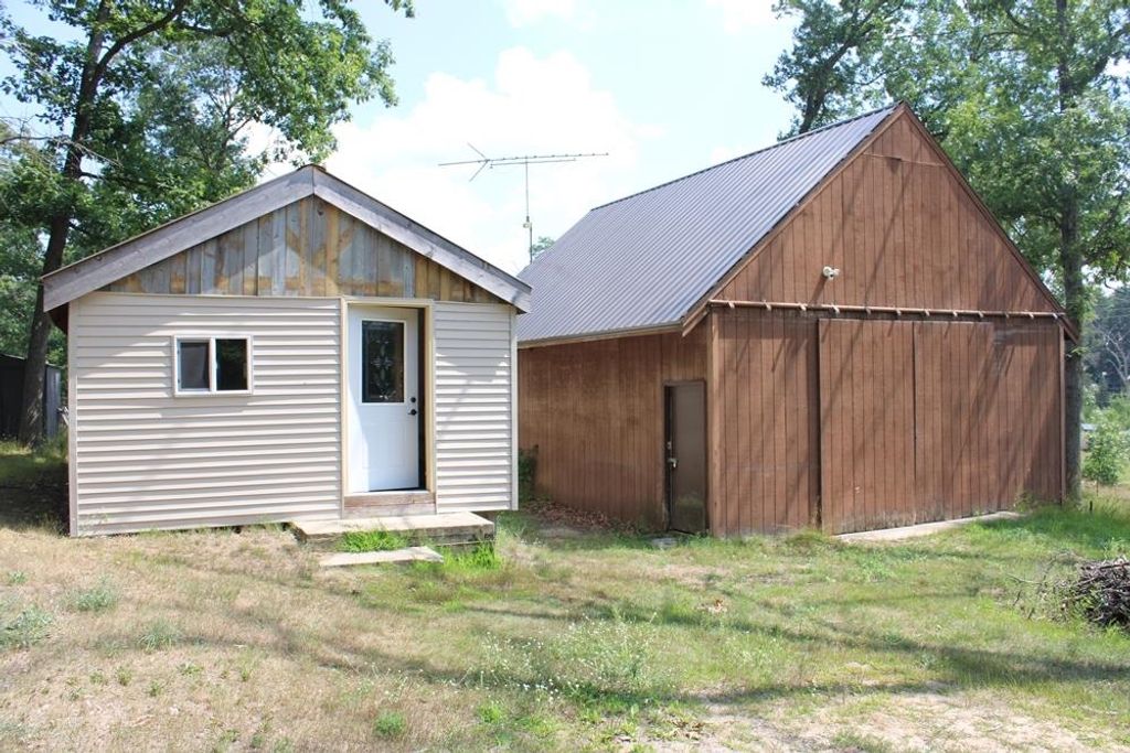 Photo of 301 ROBERT Street, Harrison, MI 48625 (MLS # 50185411)