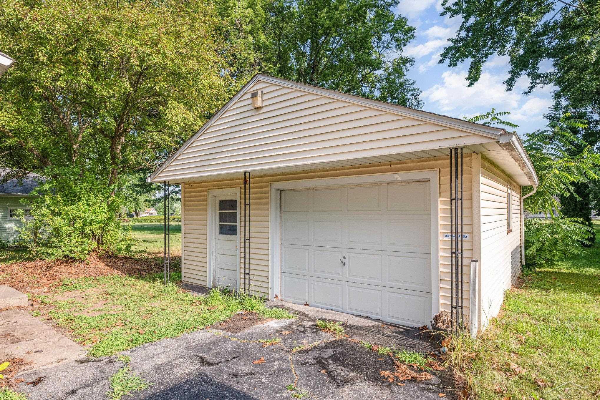 Saginaw, Michigan 48604, United States, 2 Bedrooms Bedrooms, ,1 BathroomBathrooms,Residential,Pending,192841