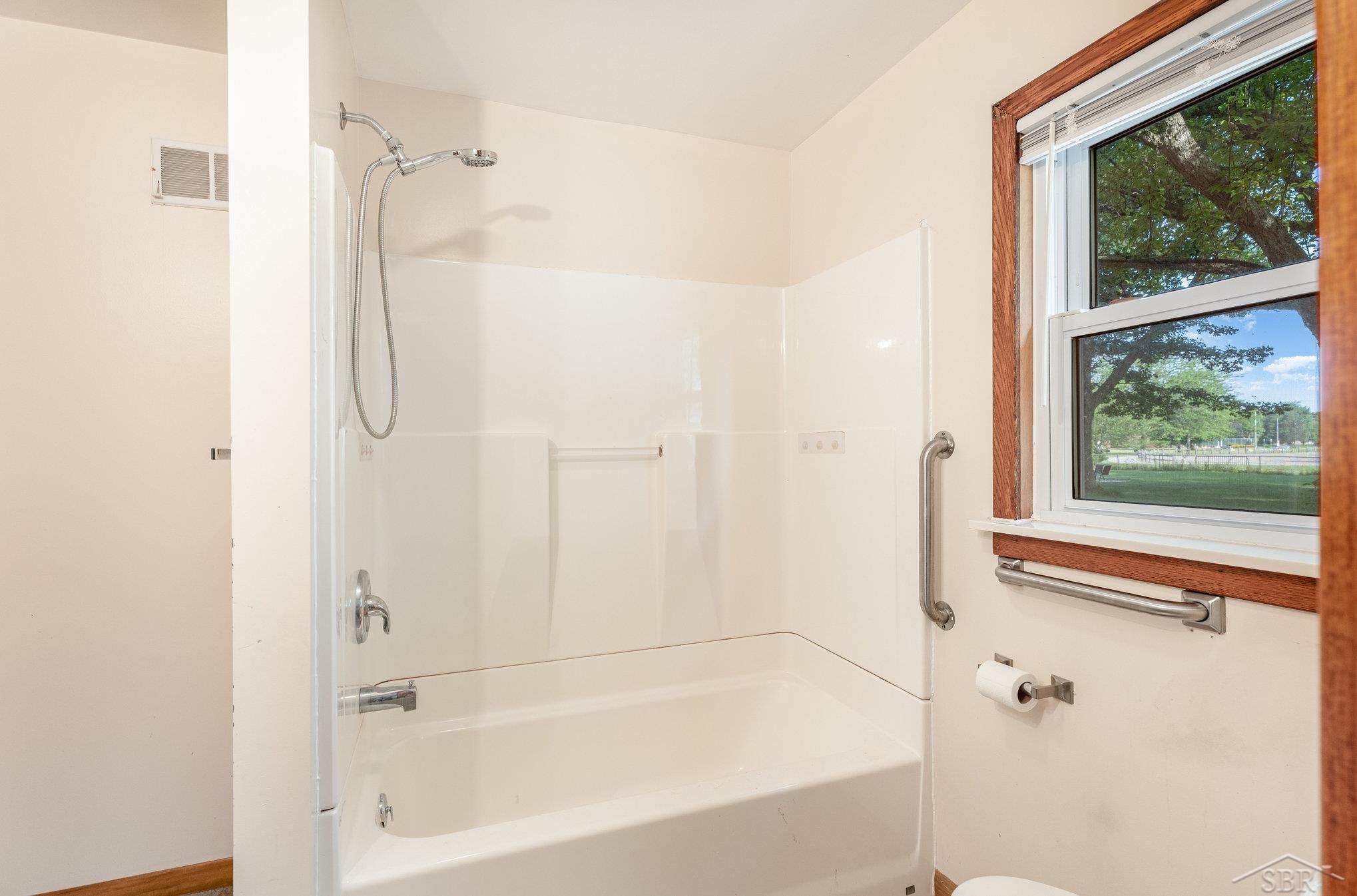 Saginaw, Michigan 48604, United States, 2 Bedrooms Bedrooms, ,1 BathroomBathrooms,Residential,Pending,192841