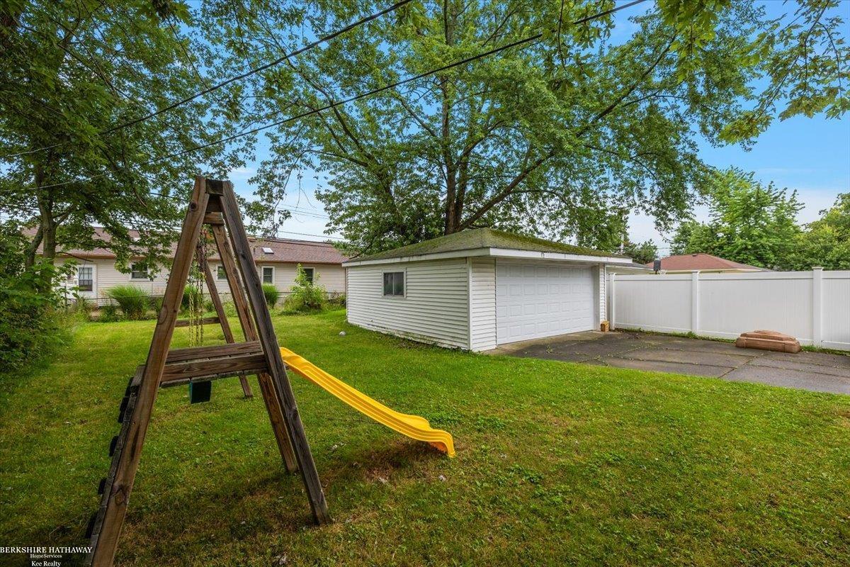 Saint Clair Shores, Michigan 48081, United States, 3 Bedrooms Bedrooms, ,2 BathroomsBathrooms,Residential,Active,213784