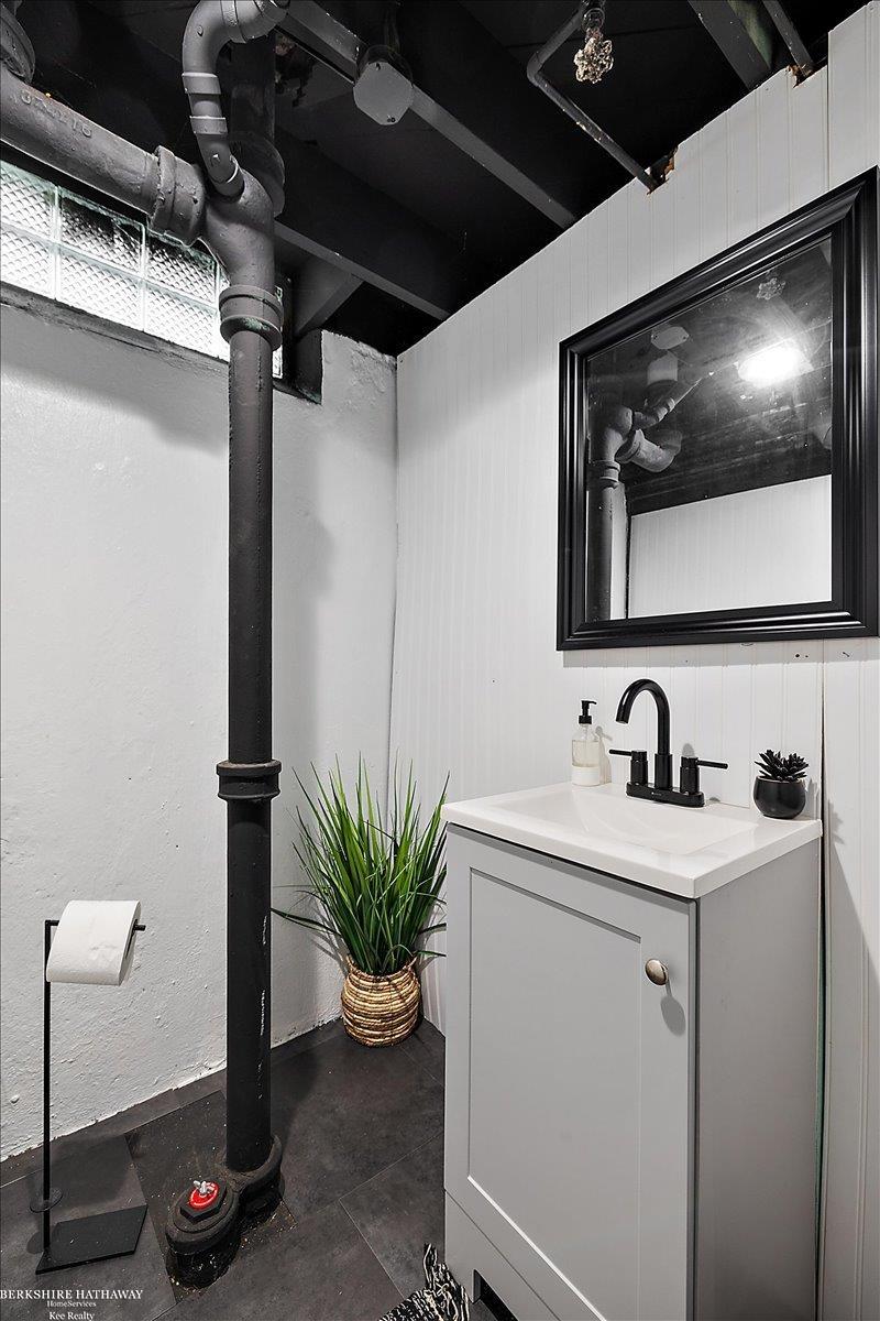 Saint Clair Shores, Michigan 48081, United States, 3 Bedrooms Bedrooms, ,2 BathroomsBathrooms,Residential,Active,213784