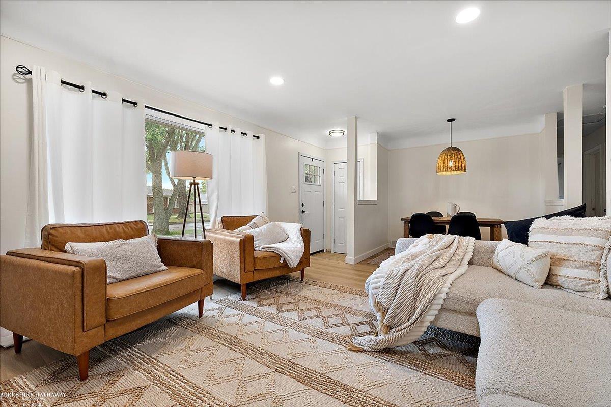 Saint Clair Shores, Michigan 48081, United States, 3 Bedrooms Bedrooms, ,2 BathroomsBathrooms,Residential,Active,213784