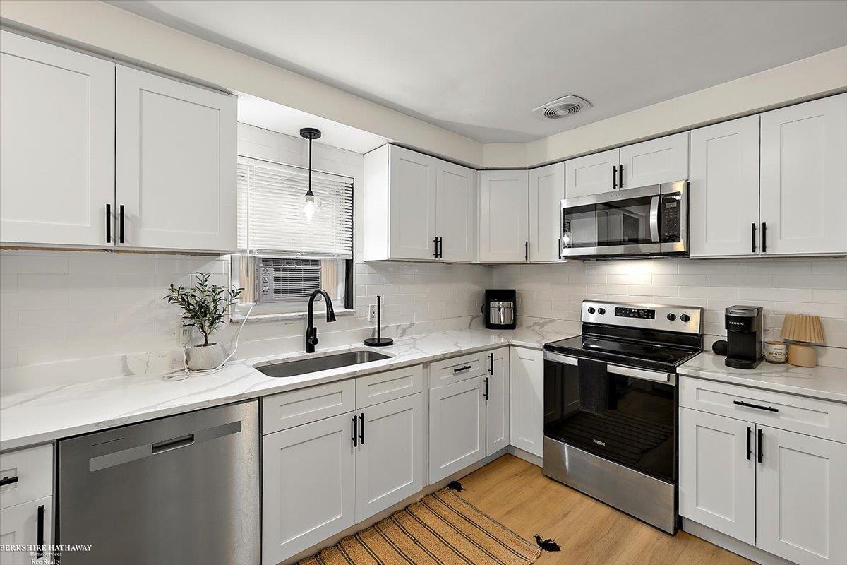 Saint Clair Shores, Michigan 48081, United States, 3 Bedrooms Bedrooms, ,2 BathroomsBathrooms,Residential,Active,213784