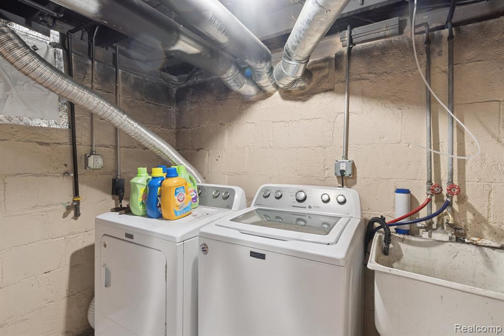 Dearborn Heights, Michigan 48125, United States, 3 Bedrooms Bedrooms, ,1 BathroomBathrooms,Residential,Active,212966