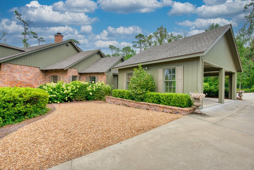 1 Foxhollow Circle
