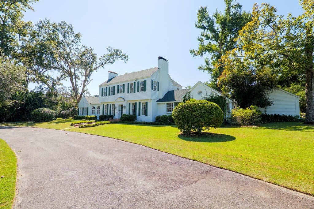 3219 Country Club Dr.
