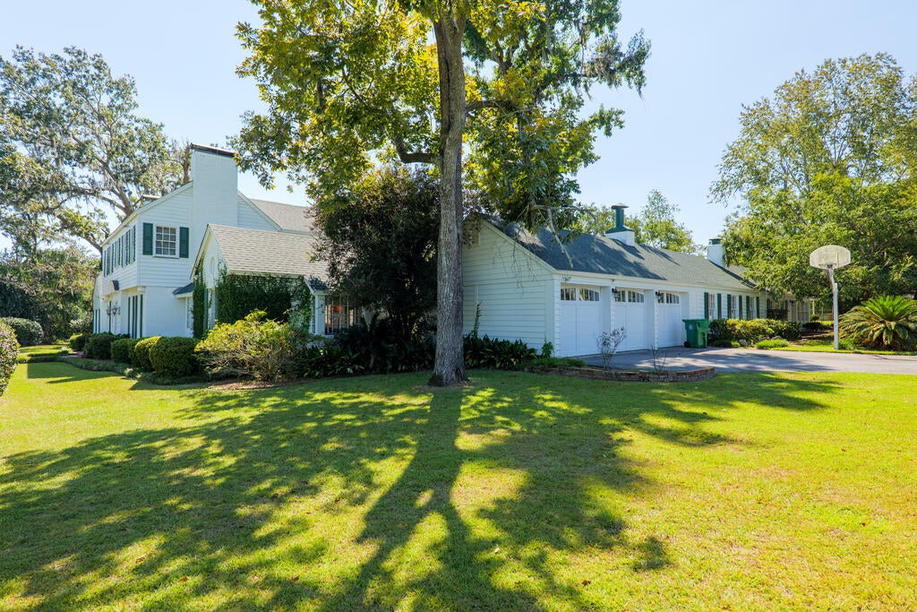 3219 Country Club Dr.
