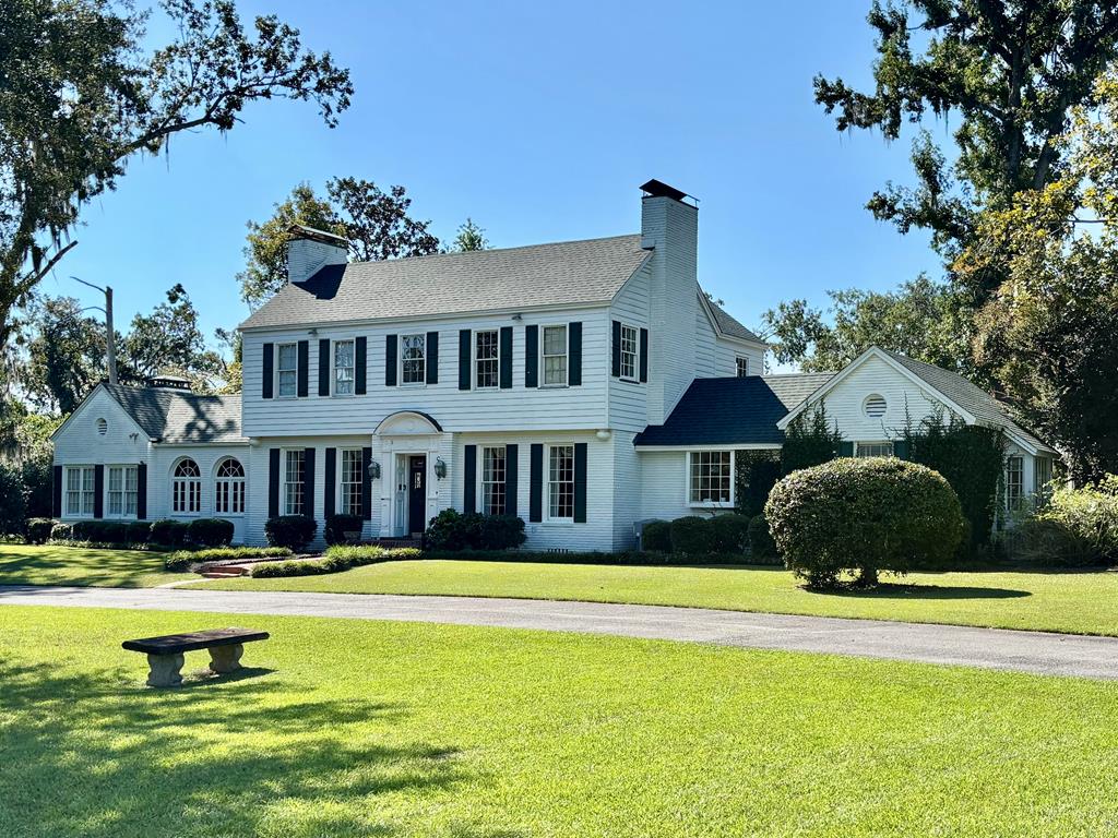 3219 Country Club Dr.