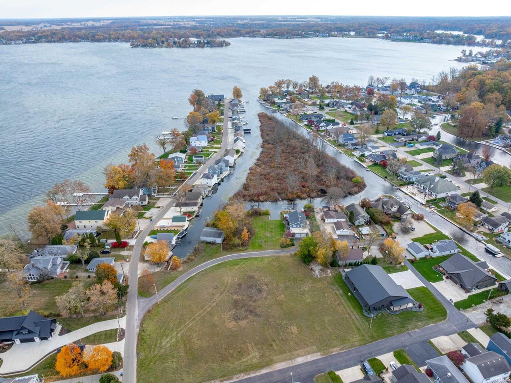 Photo of 10492 N Elwood Avenue, Syracuse, IN 46567 (MLS # 202545068)