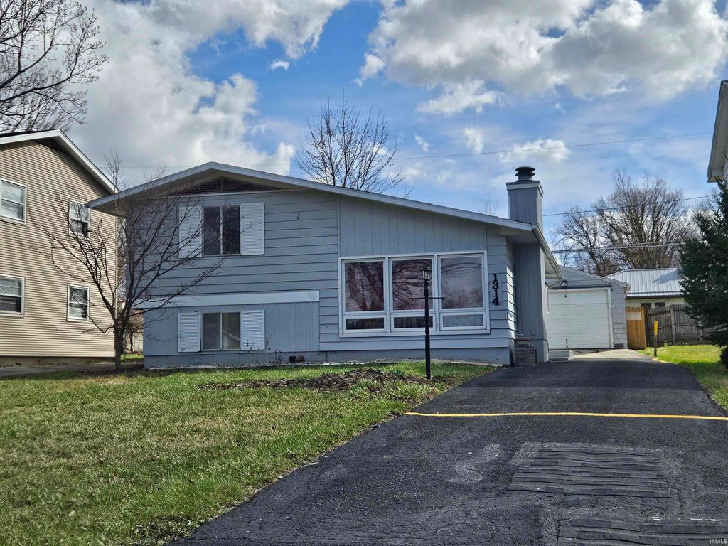Photo of 1314 Glenwood Avenue, Fort Wayne, IN 46805 (MLS # 202608413)